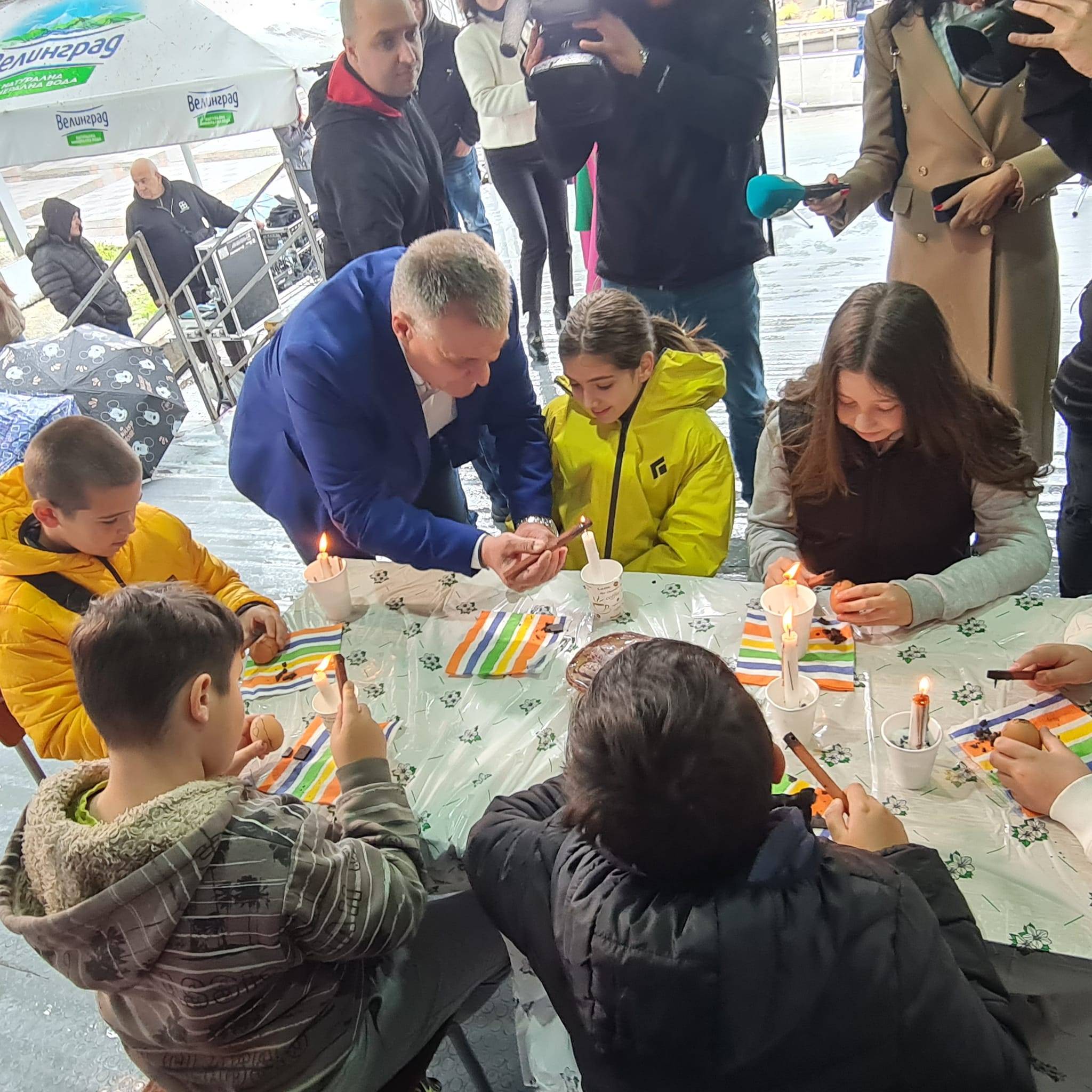 Кметът на Велинград демонстрира техника в писането на яйца